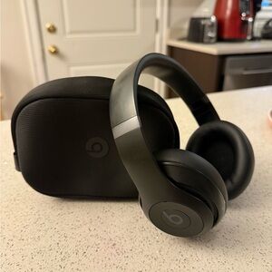 Beats by Dre Black Over-Ear Headphones studio pro bluetooth noise cancellation